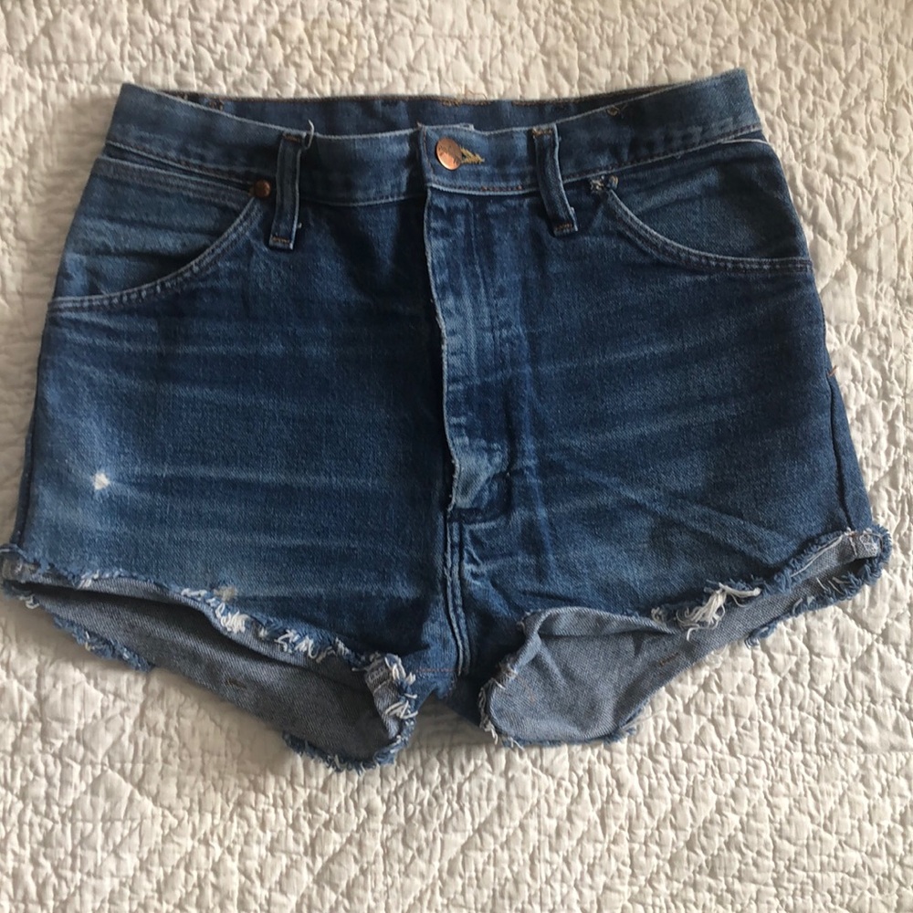 Vintage cut off Wrangler jean shorts size 28”
